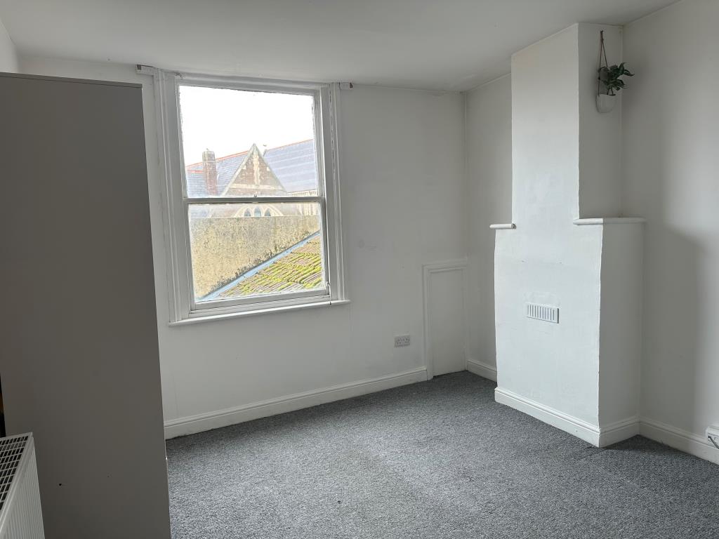 Lot: 17 - FREEHOLD BLOCK INVESTMENT COMPRISING TWO FLATS AND SHOP - Flat 2 - Bedroom located on the top floor